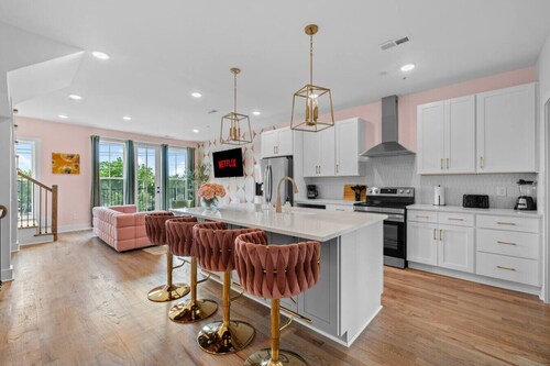 4BR Spacious Getaway | 12 Guests | Rooftop Lounge