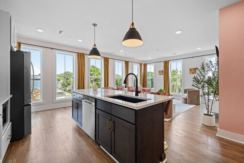 4BR Sleeps 14 | Makeup Room + Rooftop!