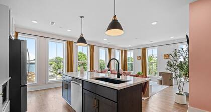 4BR Sleeps 14 | Makeup Room + Rooftop!