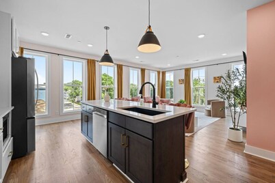 4BR Sleeps 14 | Makeup Room + Rooftop!