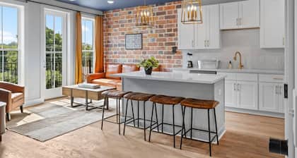 NASH Bach Pad 3-Bedroom Penthouse near Downtown Nashville (Sleeps 12)