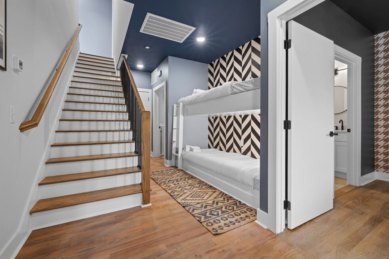 Een strijkplank/strijkijzer, wifi, beddengoed