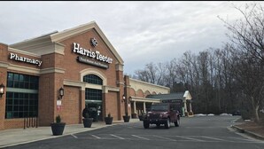 Eine Harris Teeter Apotheke mit Ziegelaußenwand, großen Fenstern und einem Parkplatz.
