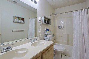 Ein Badezimmer mit Waschbecken, Toilette, Dusche und Spiegel.