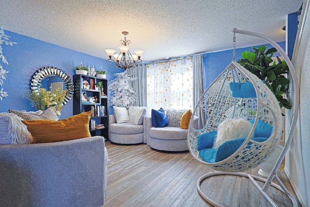 TV connectée, cheminée, livres