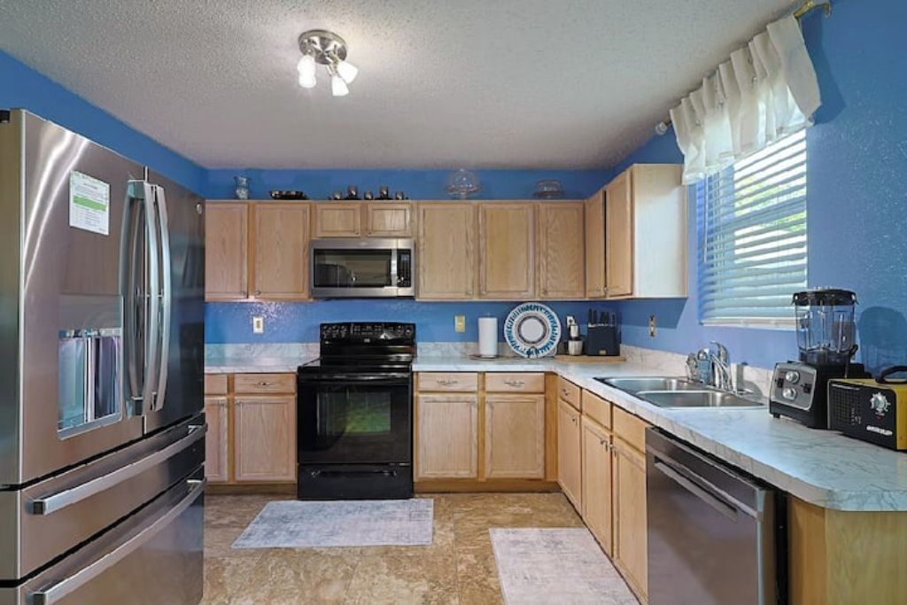 Frigorífico, microondas, horno y placa de cocina