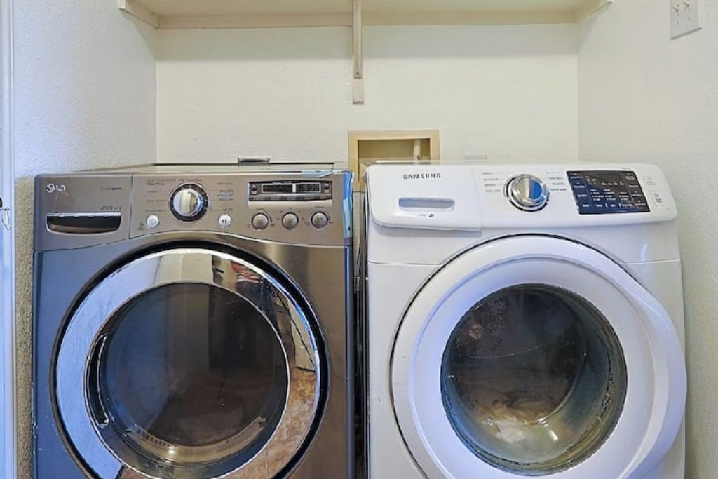 Twee voorladers wasmachines in een wasserette.