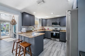 Køleskab, mikrobølgeovn, ovn, kogeplade