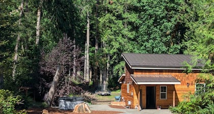 Riverside Cottage Retreat sleeps 4 with hot tub, sauna and wifi