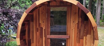 Riverside Cottage Retreat sleeps 4 with hot tub, sauna and wifi