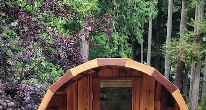 Riverside Cottage Retreat sleeps 4 with hot tub, sauna and wifi