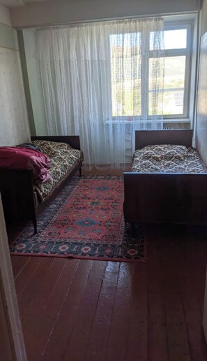 2 makuuhuonetta, silitysrauta/-lauta