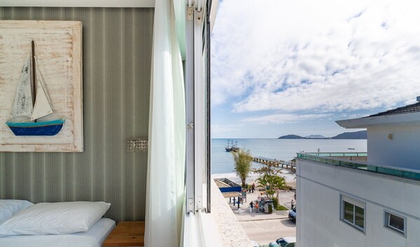 3 bedrooms, free WiFi - Apart With Sea View in Front of the Beach Pgl0301 (Florianópolis)