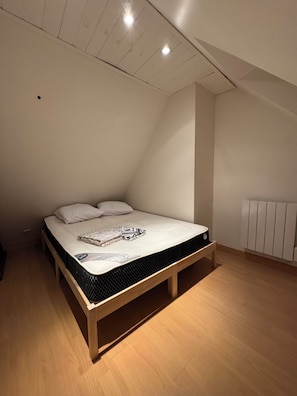 Tabla de planchar con plancha, wifi y ropa de cama