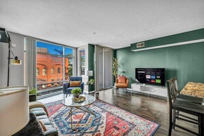Smart TV - Downtown Getaway, Free Parking, 24/7 Hour Gym (Cleveland)