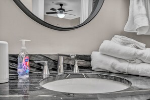 Hair dryer, towels, soap, toilet paper - Downtown Getaway, Free Parking, 24/7 Hour Gym (Cleveland)