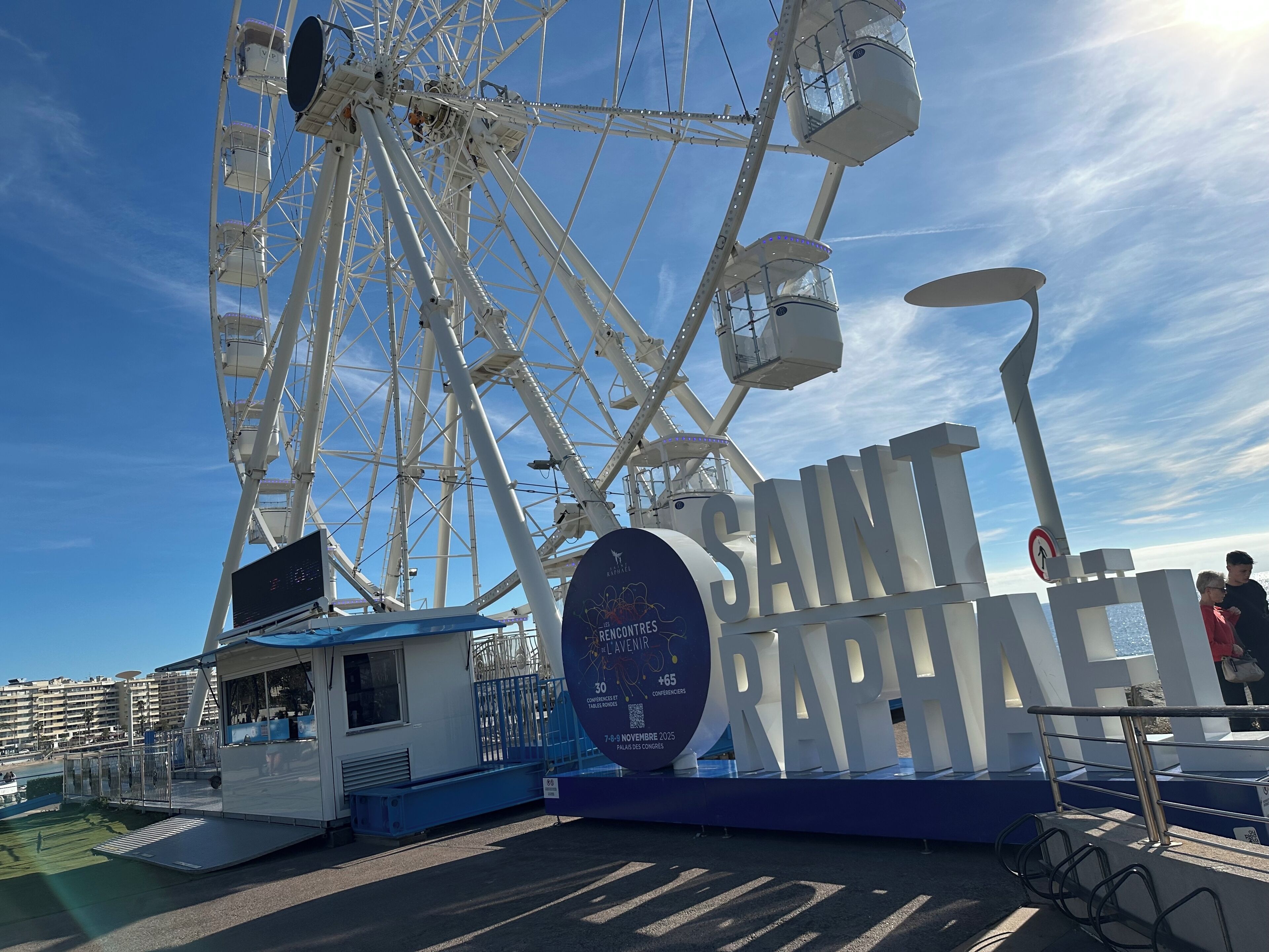 Une grande roue et une enseigne indiquant « Saint-Raphaël ».