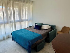 1 bedroom, iron/ironing board, travel cot, free WiFi - Right in the town center, 5m from the beach on foot and 2m from the SNCF train station (Saint-Raphaël)