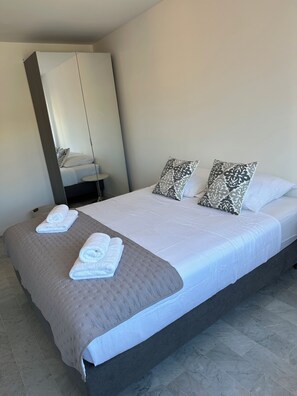 1 bedroom, iron/ironing board, travel cot, free WiFi - Right in the town center, 5m from the beach on foot and 2m from the SNCF train station (Saint-Raphaël)