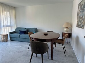 Interior - Right in the town center, 5m from the beach on foot and 2m from the SNCF train station (Saint-Raphaël)