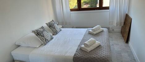 1 quarto, ferros/tábuas de passar roupa, berço de viagem