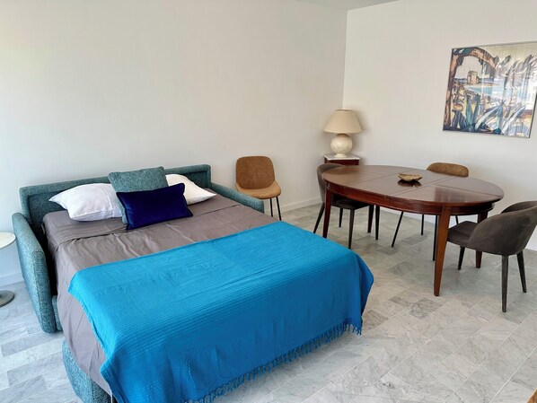 1 bedroom, iron/ironing board, travel crib, free WiFi - Right in the town center, 5m from the beach on foot and 2m from the SNCF train station (Saint-Raphaël)