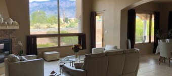 Balloon Fiesta getaway in serene North Albuquerque Acres