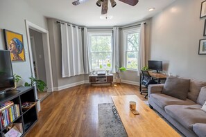 Smart TV, books - Cozy 3BR Apt w/ Park Views, Backyard, & BBQ! (Chicago)