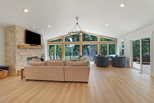 Smart TV y chimenea