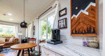 Cozy Lake Stevens Cottage