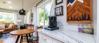 Cozy Lake Stevens Cottage