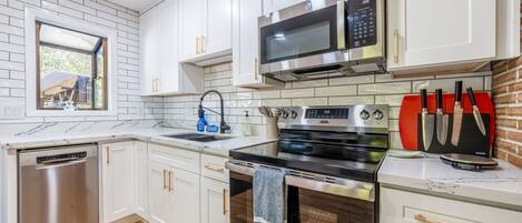 Réfrigérateur, four à micro-ondes, un four, surface de cuisson