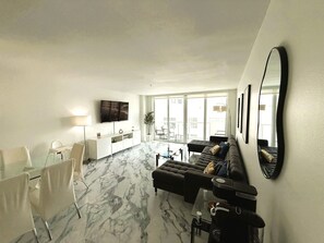 Living area - Oceanfront 3BR Luxury Miami Escape Pool&Gym (Miami Beach)