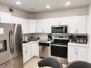 Private kitchen - Oceanfront 3BR Luxury Miami Escape Pool&Gym (Miami Beach)