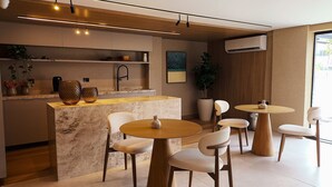 Una cocina moderna con una isla central, armarios empotrados y un amplio ventanal que aporta luz natural.