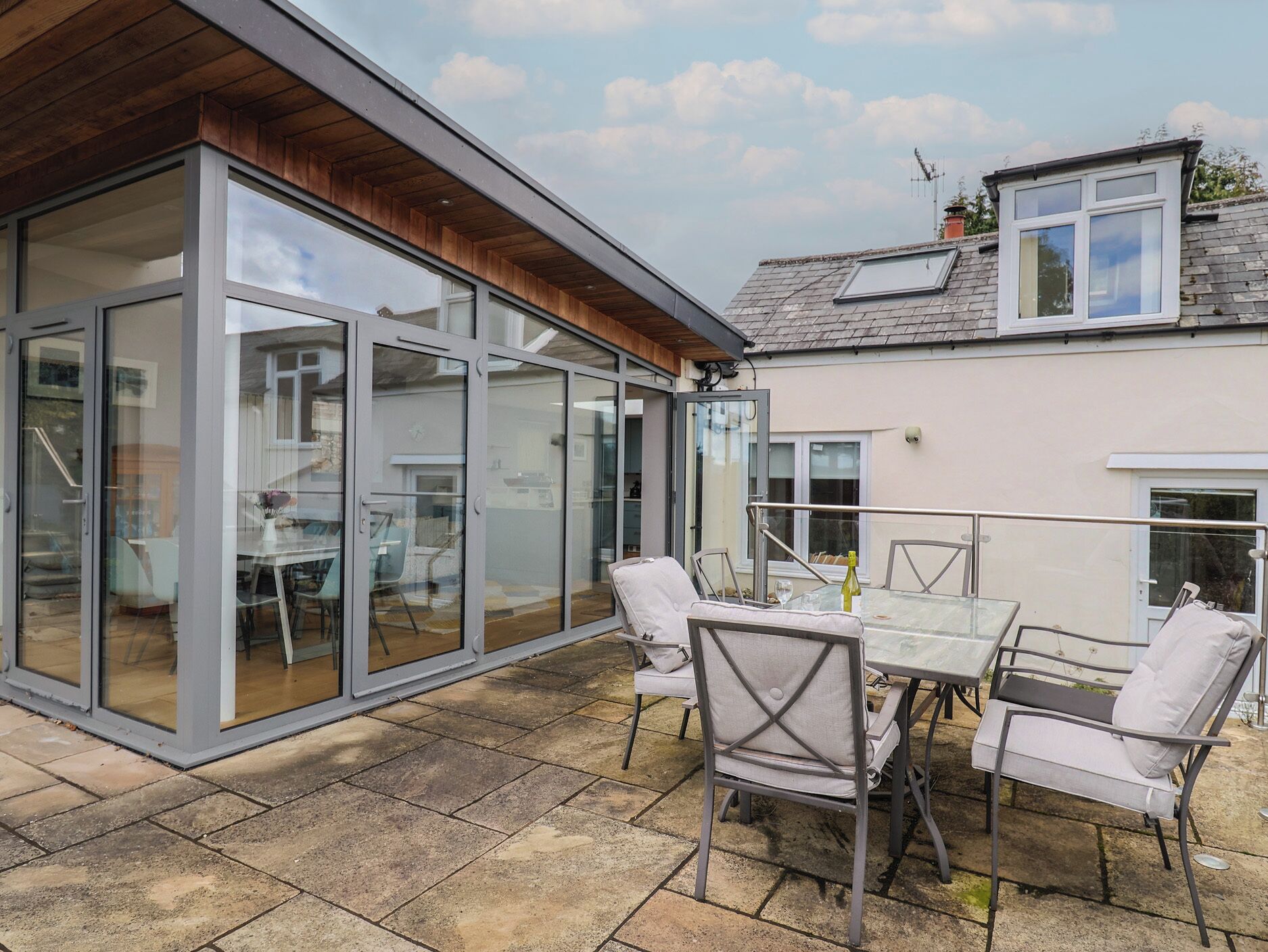 屋外ダイニングエリア