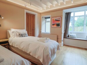 3 bedrooms, individually decorated, individually furnished, free WiFi - The Well House (Lyme Regis)