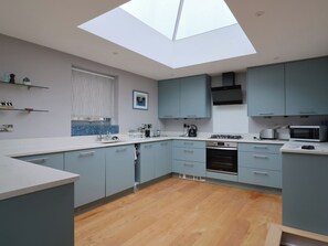 Dishwasher, cookware/dishes/utensils - The Well House (Lyme Regis)