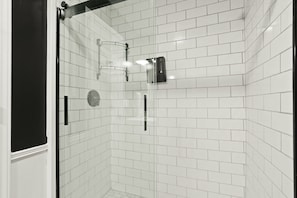 Dusche, Haartrockner, Bidet, Handtücher