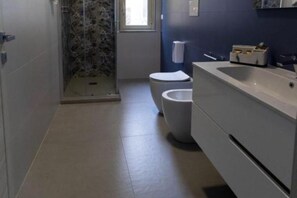 Shower, free toiletries, hair dryer, bidet
