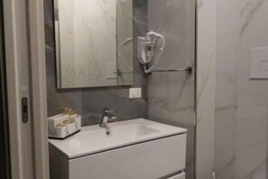Dusche, Haartrockner, Bidet, Handtücher