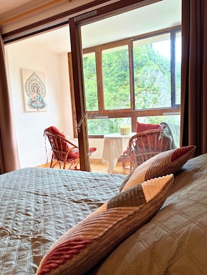 1 habitación, tabla de planchar con plancha y ropa de cama
