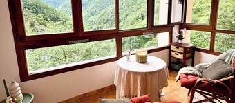 Studio lumineux avec patio et vue sur les montagnes