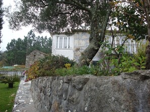 Exterior detail - 2-bedr. farm with garden near Praia Fluvial and Cinfães in Tarouquela/With key safe (Cinfães)
