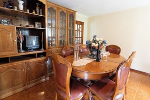 Dining - 2-bedr. farm with garden near Praia Fluvial and Cinfães in Tarouquela/With key safe (Cinfães)