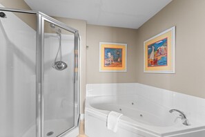 Ducha, bañera de hidromasaje, toallas, jabón