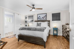 2 bedrooms, iron/ironing board, WiFi, bed sheets - Charming Ardmore Bungalow I 2BR + Bonus Room I 2 Bath I Spacious Yard (Winston-Salem)