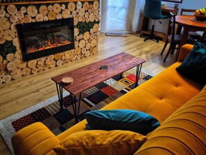 Smart TV, fireplace