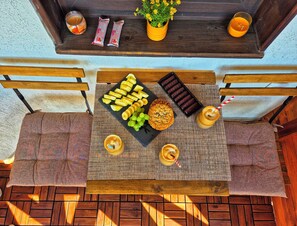 Outdoor dining - 3 min walk to ski lift, free parking, cozy flat & mountain view (Bansko)