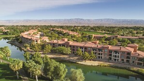 A resort with multiple buildings, a lake, and a golf course. - 1 Bedroom Villa at Marriott's Shadow Ridge II- The Enclaves (Palm Desert)